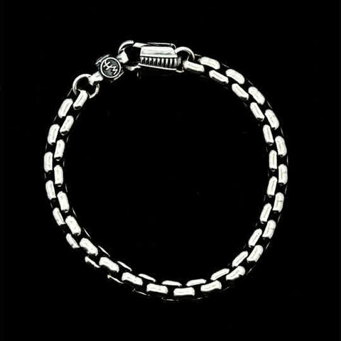 White Sterling Silver 7.2Mm Geometric Link, Large Bracelet

A lovely bracelet, this is our take on a classic that is an essential piece on the wrist, worn solo or stacked with other pieces. The complex geometry of each link presents as a simple, timeles