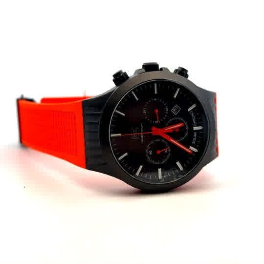 Framed in black sandblasted stainless steel, the black dial in combina