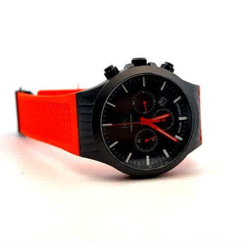 Framed in black sandblasted stainless steel, the black dial in combina
