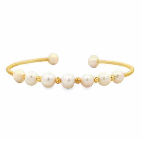 This chic bracelet is made of 7mm freshwater cultured white pearls. Gold Plated