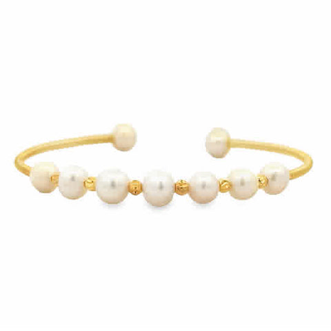 This chic bracelet is made of 7mm freshwater cultured white pearls. Gold Plated