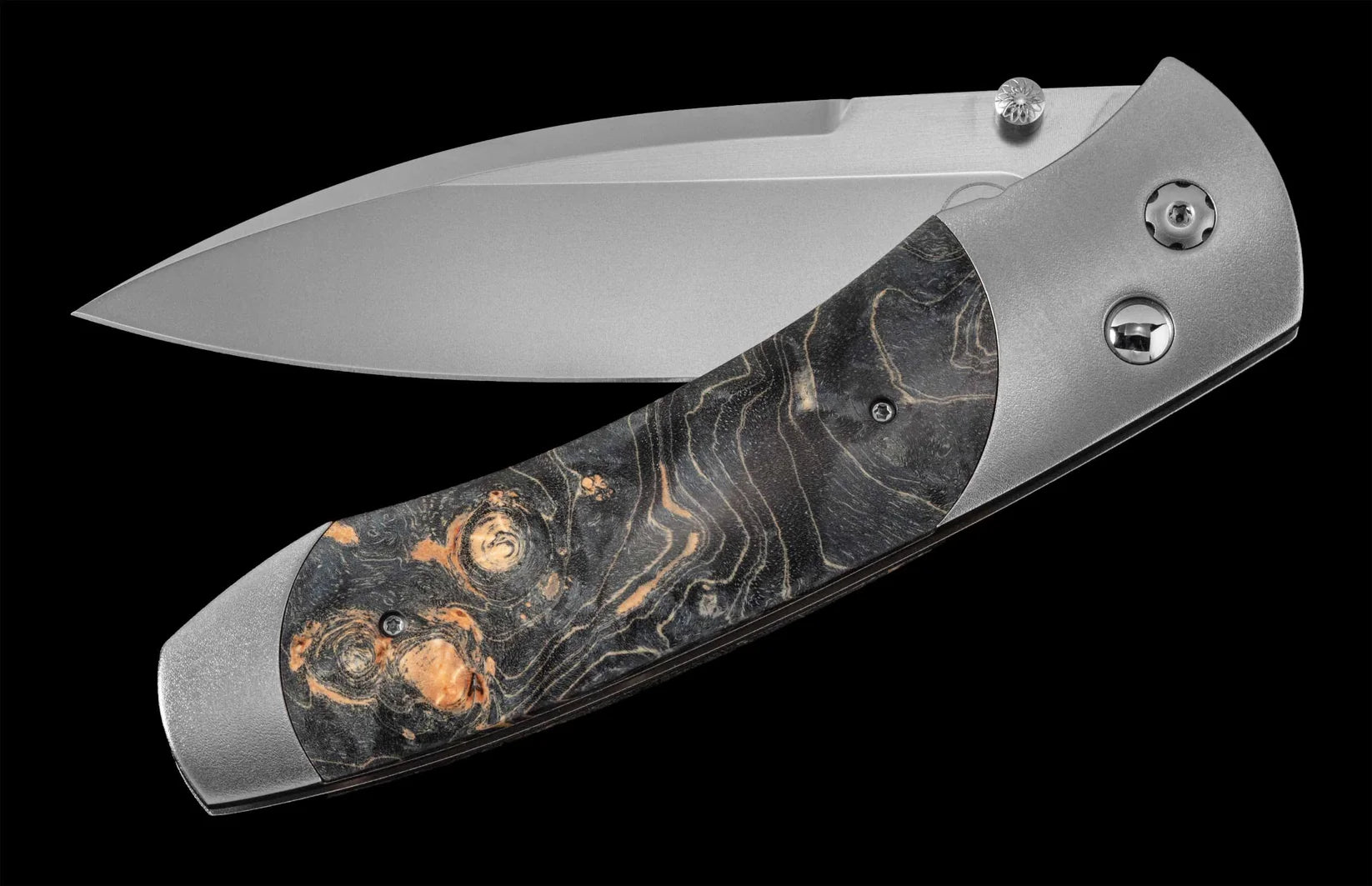 The A300-9 features a frame in hand-finished aerospace grade titanium, inlaid with dyed gray maple burl. The blade is crafted from S35VN, a rugged stainless steel honed to a razor’s edge. Final touches include stainless steel fittings and a pocket clip