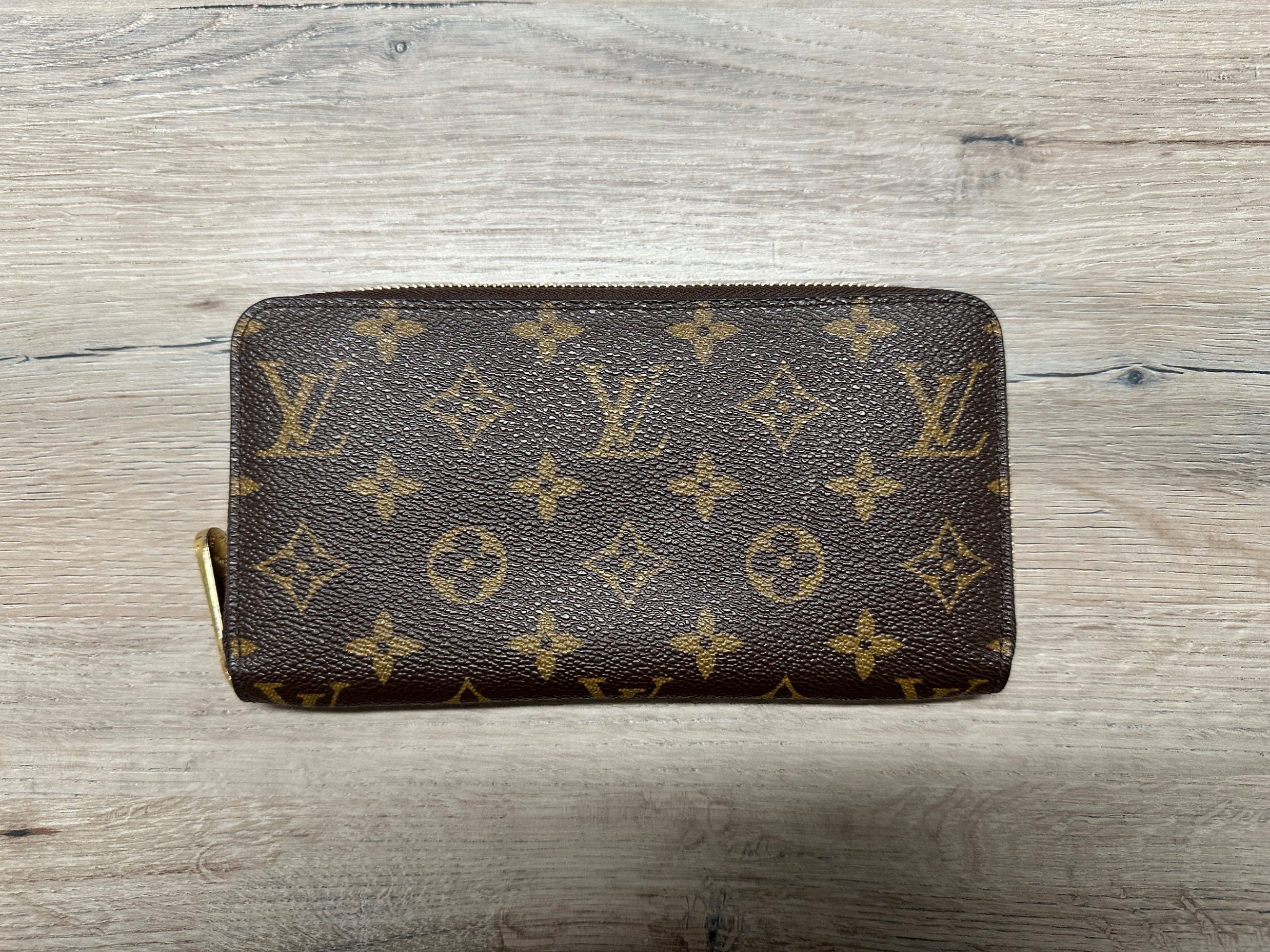 Louis Vuitton Monogram Zippy Wallet, B Condition